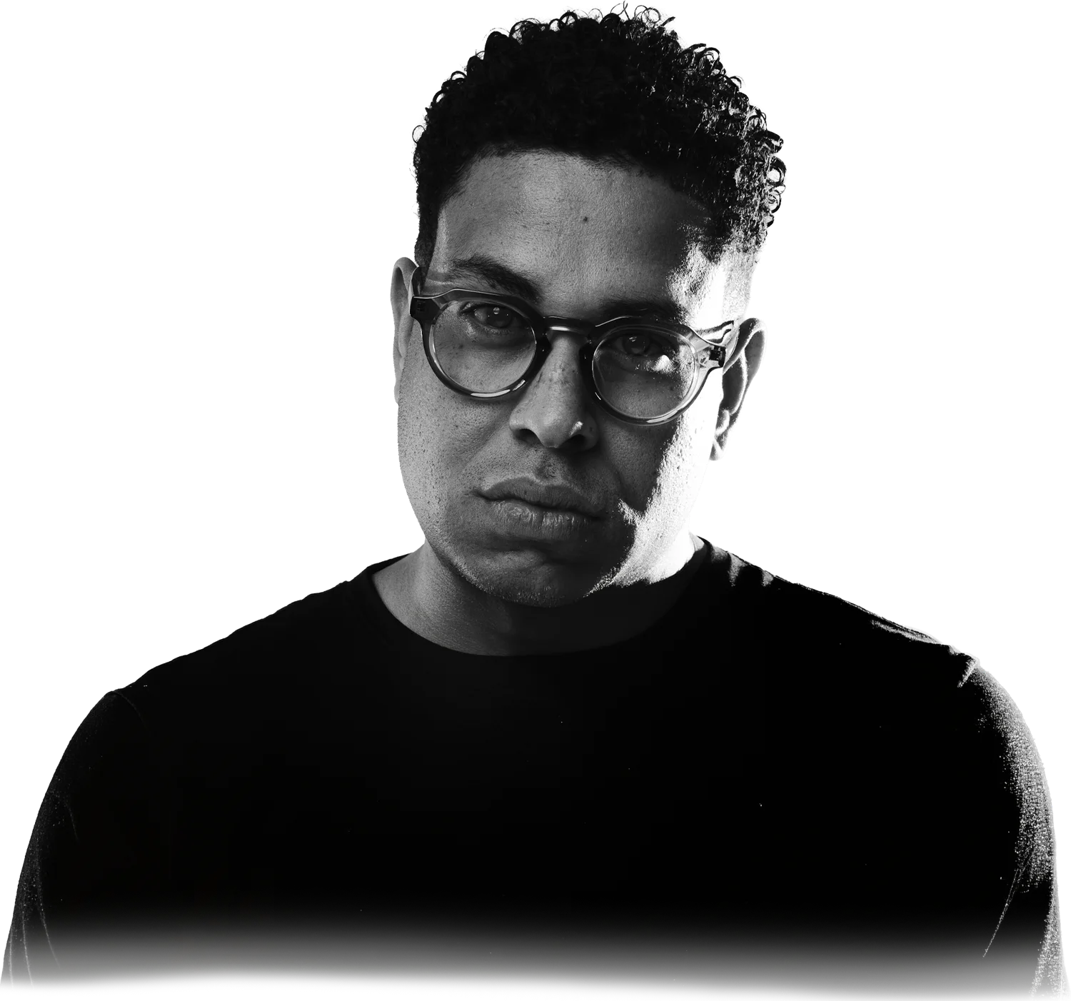 Guilherme Lapão em retrato preto e branco, de óculos e camiseta preta