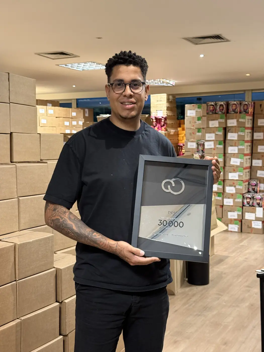 Guilherme com a placa de 30.000 vendas online da DIDS
