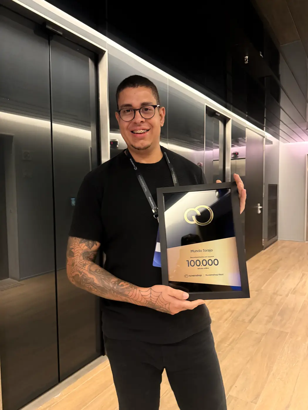 Guilherme com a placa dourada de 100.000 vendas online do Mundo Torajo